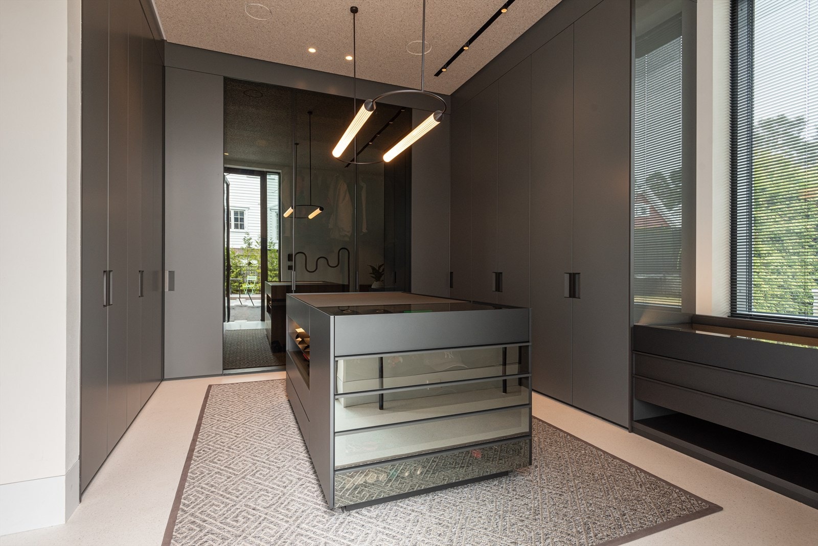 Garderoberom til sideinngang Galleribilde