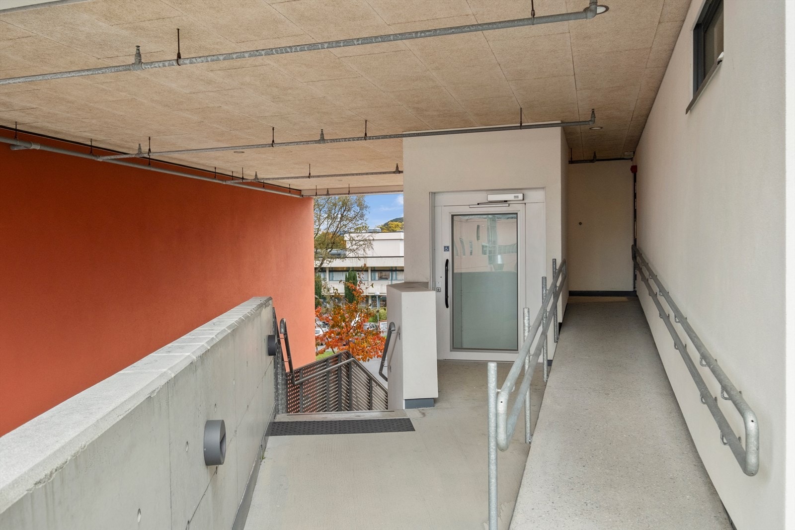 Trapp og heis fører opp til takterrasse 1, som også har adkomst til leiligheten. Galleribilde