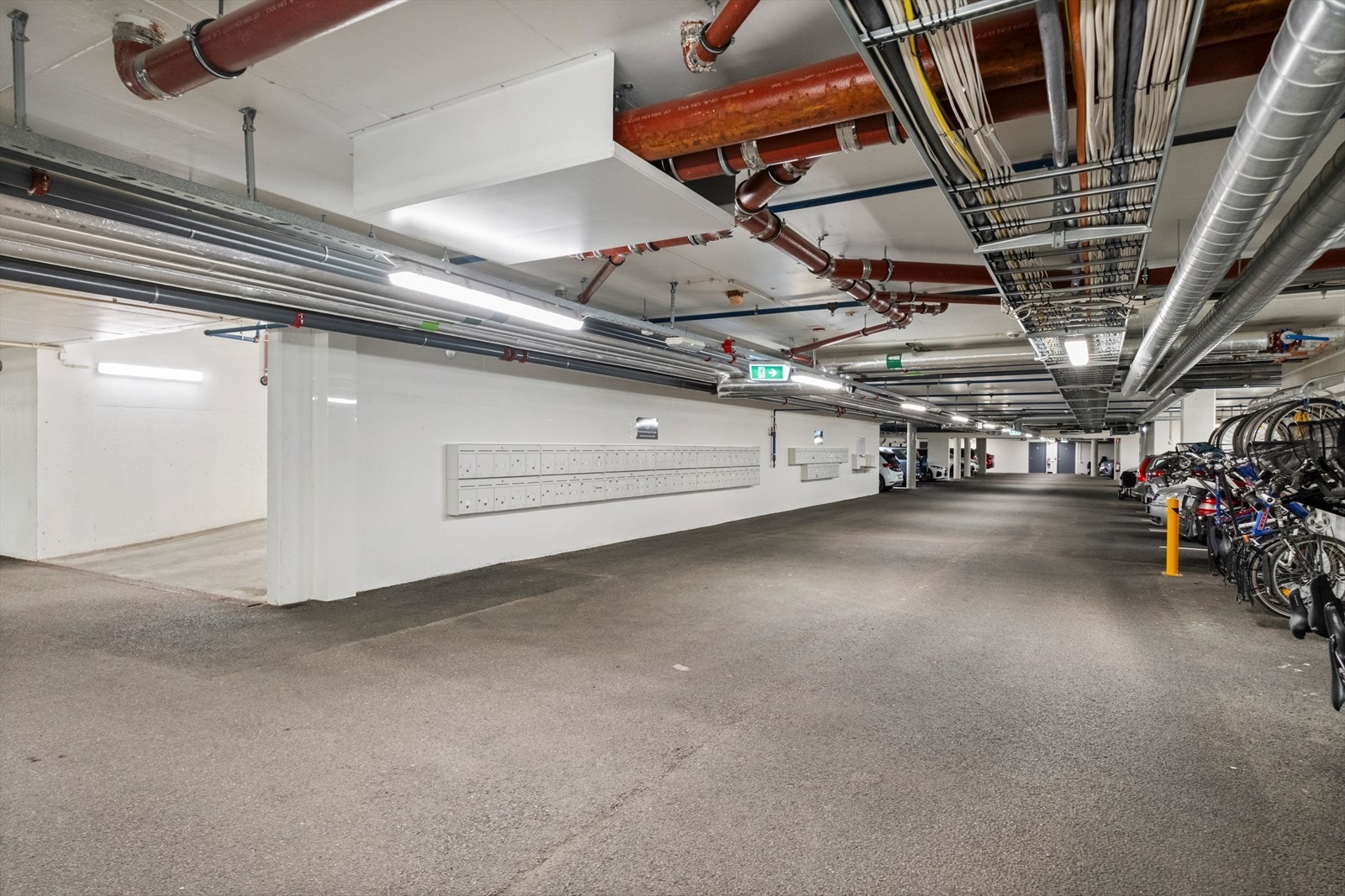 Parkeringskjeller med bod på ca. 5 m², sykkelparkering og postkasse. Galleribilde