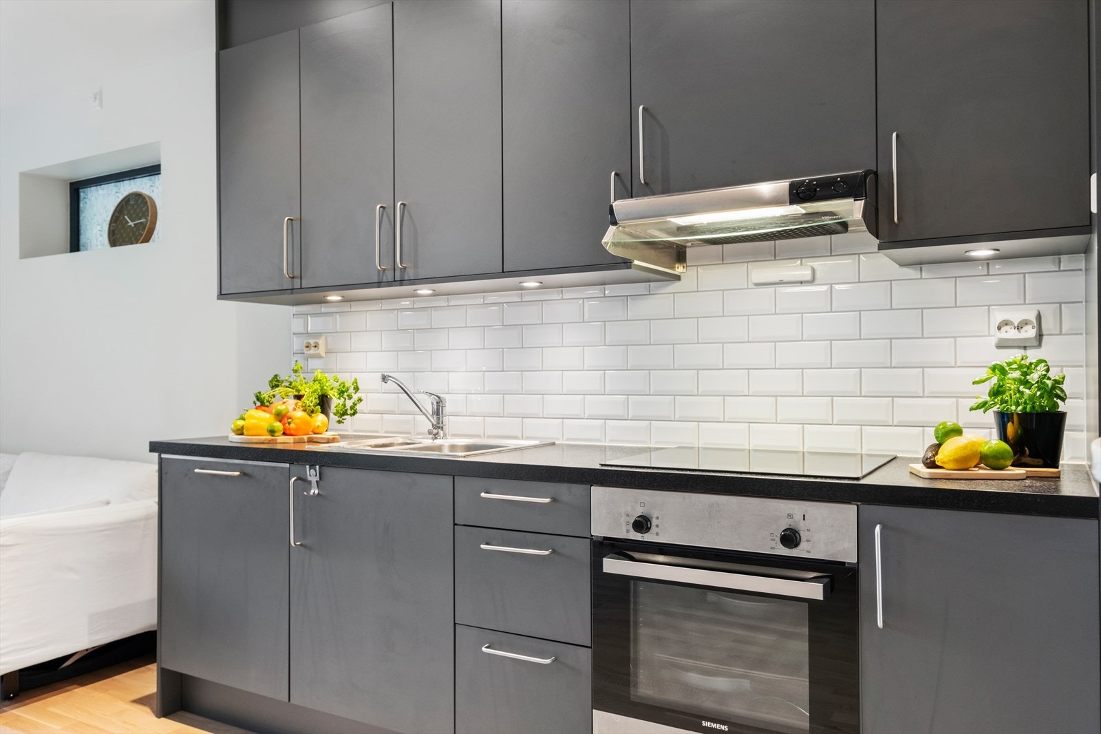 Kjøkkenet har innredning fra Norema med glatte fronter. Galleribilde