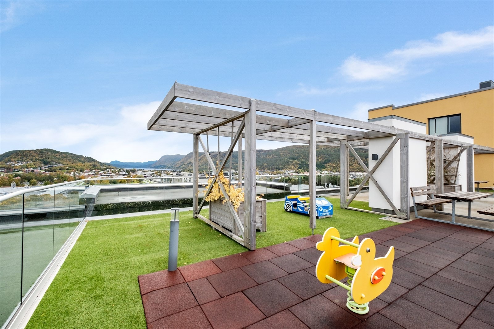 Breivikvegen 1C passer for deg som ønsker en sentral leilighet, med alt innen gangavstand. Galleribilde