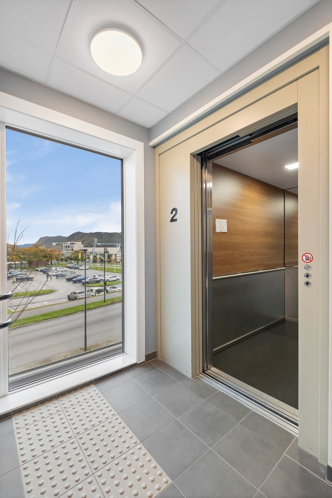 Det er heis opp til leiligheten, som gir enkel adkomst. Galleribilde