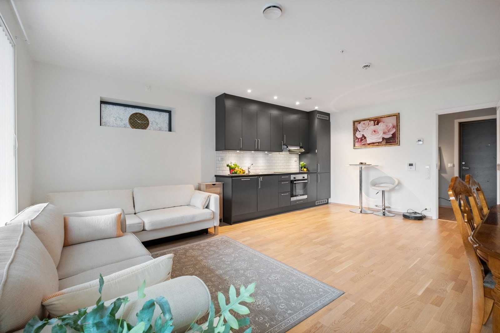 Nyere og flott leilighet med gjennomtenkt planløsning og balkong. Galleribilde