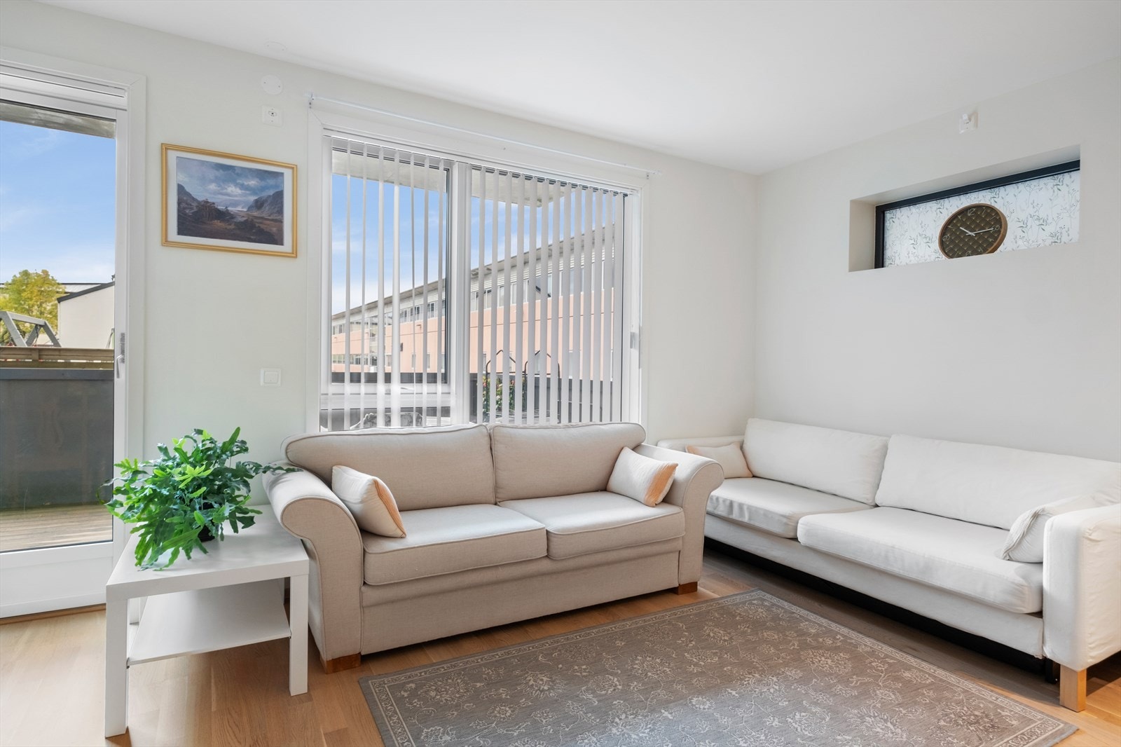 På stuen er det god plass til stor sofagruppe. Galleribilde