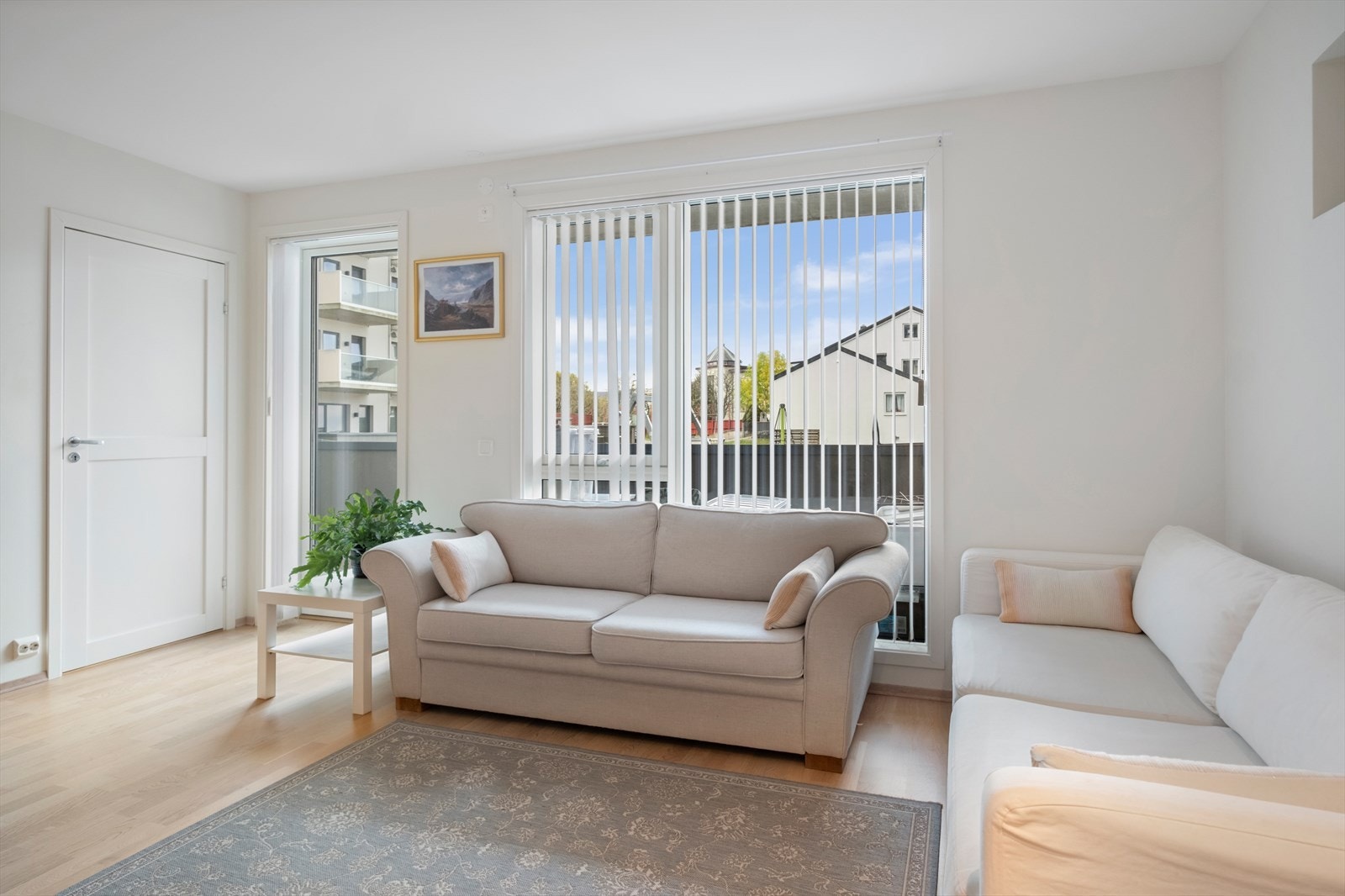 Utgang fra stue til balkong. Galleribilde