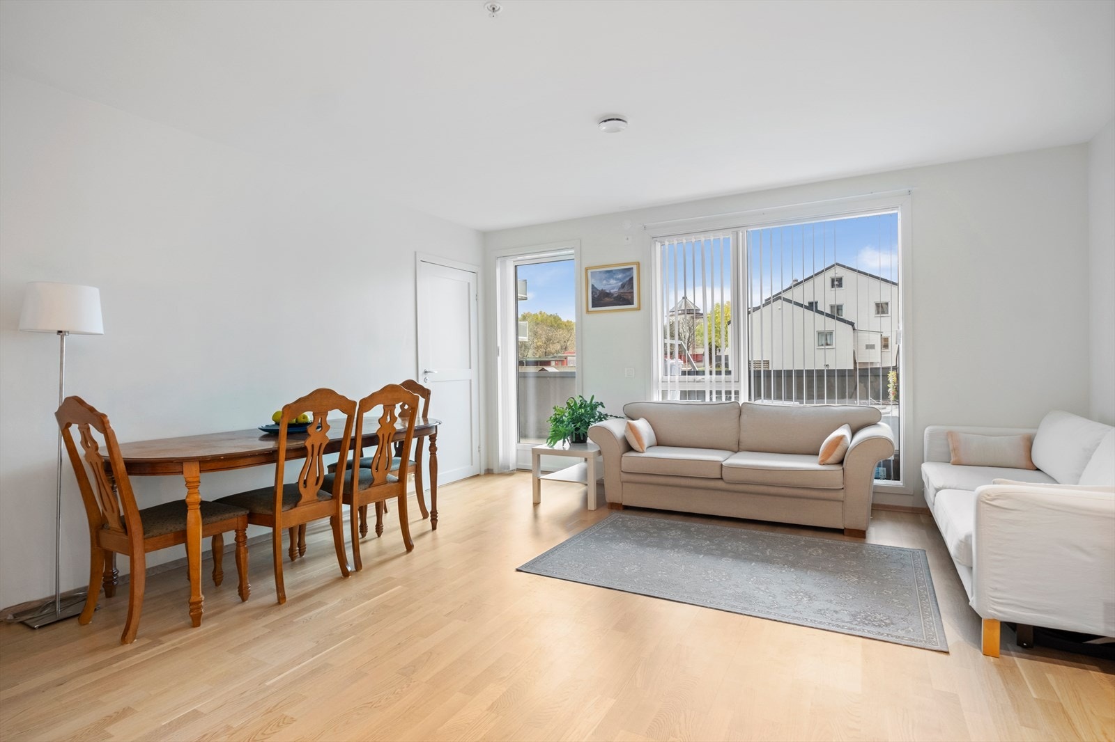 Parkett på gulv med vannbåren gulvvarme og malt gips på vegger og innvendig tak. Galleribilde