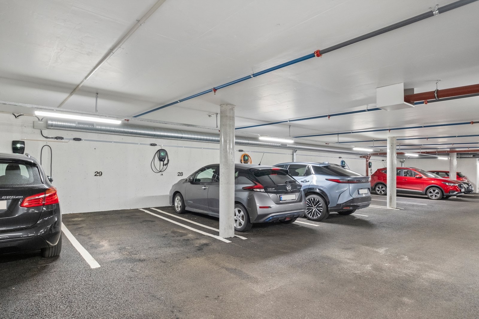 Leiligheten disponerer en parkeringsplass i felles parkeringskjeller. Plassen er merket nr. 29. Det er ikke installert ladeboks for elbil, men det er fremlagt el-anlegg dersom man ønsker å etterinstallere dette. Galleribilde