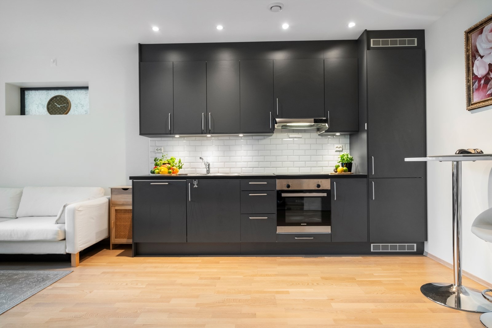 Det er kjøl/fryseskap, oppvaskmaskin, platetopp, stekeovn, vannstoppsystem, komfyrvakt og avtrekksvifte over koketopp. Galleribilde