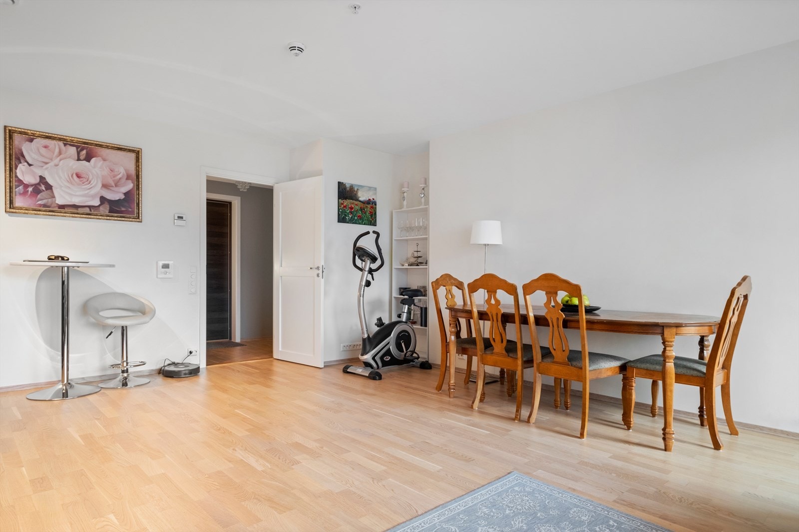 Porttelefon er plassert ved dør til gang. Galleribilde