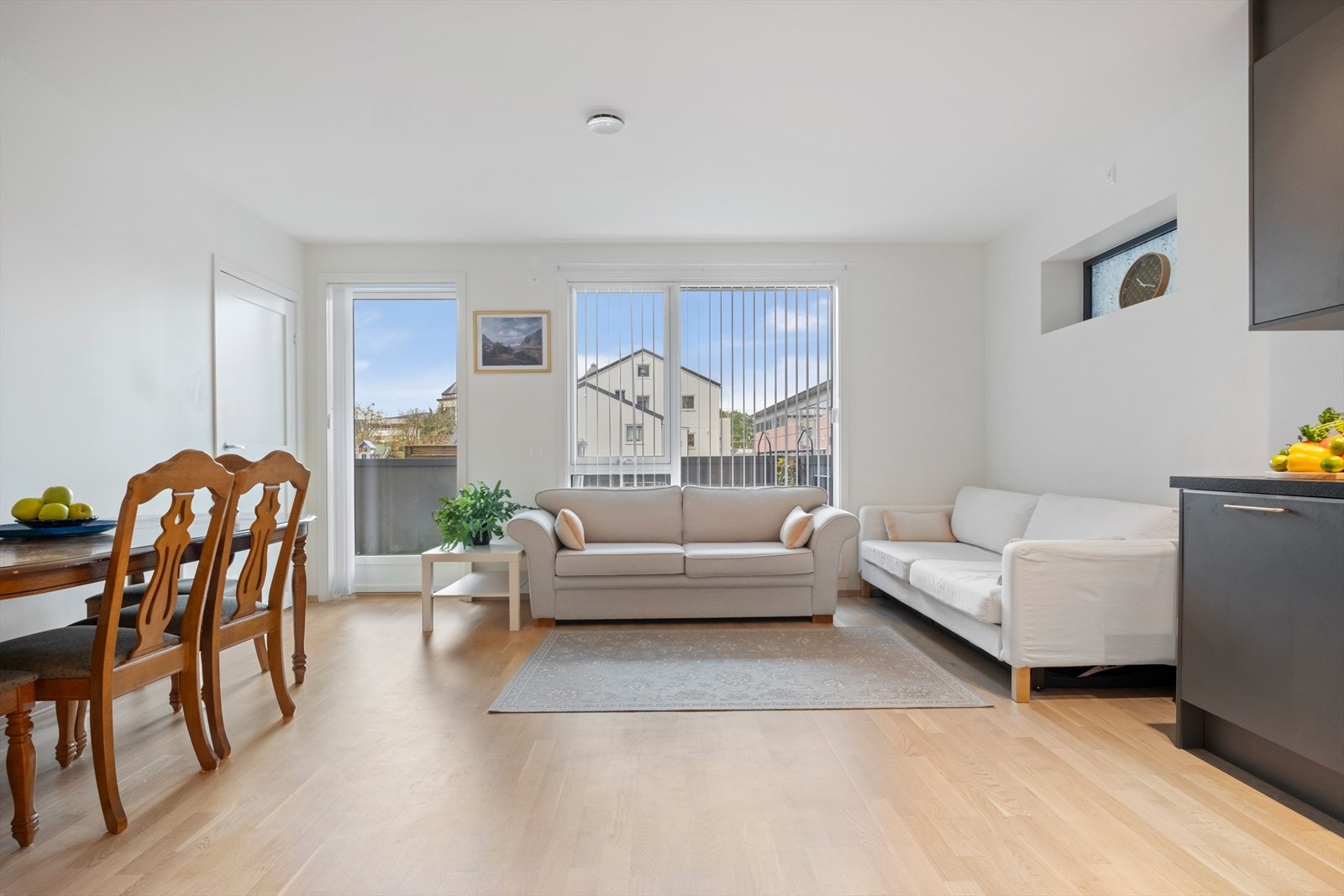 De store vindusflatene gir rikelig med naturlig lysinnslipp. Galleribilde