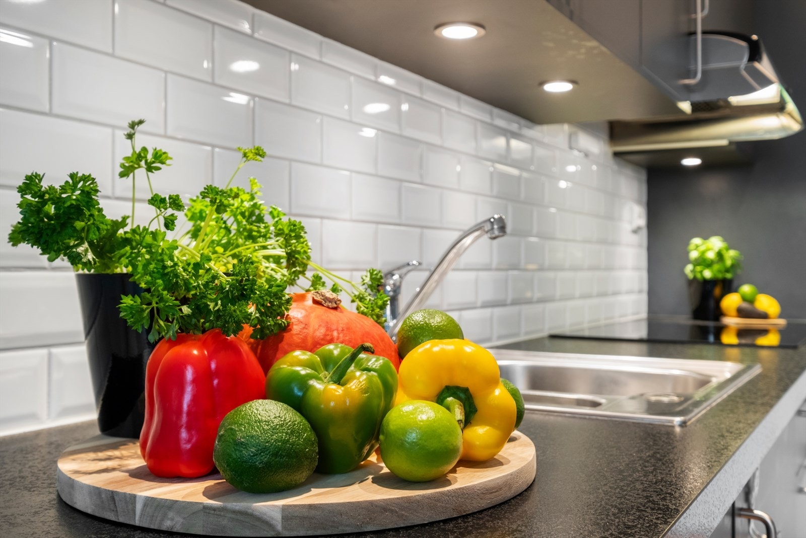 Benkeplaten er av laminat med oppvaskkum i rustfritt stål. Galleribilde