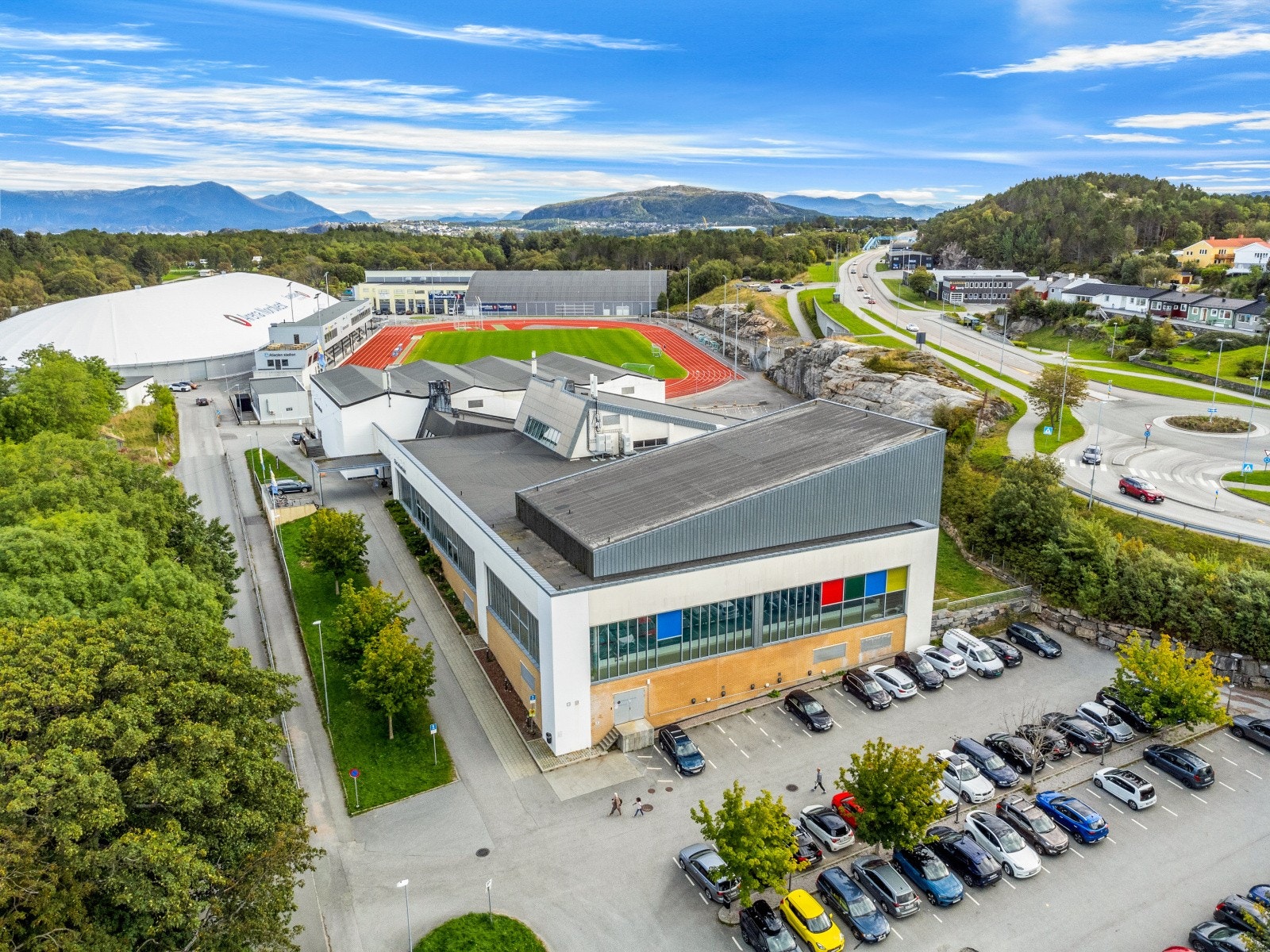 Nærområde - Atlanten med badeland, idrettsbane og skøytehall Galleribilde