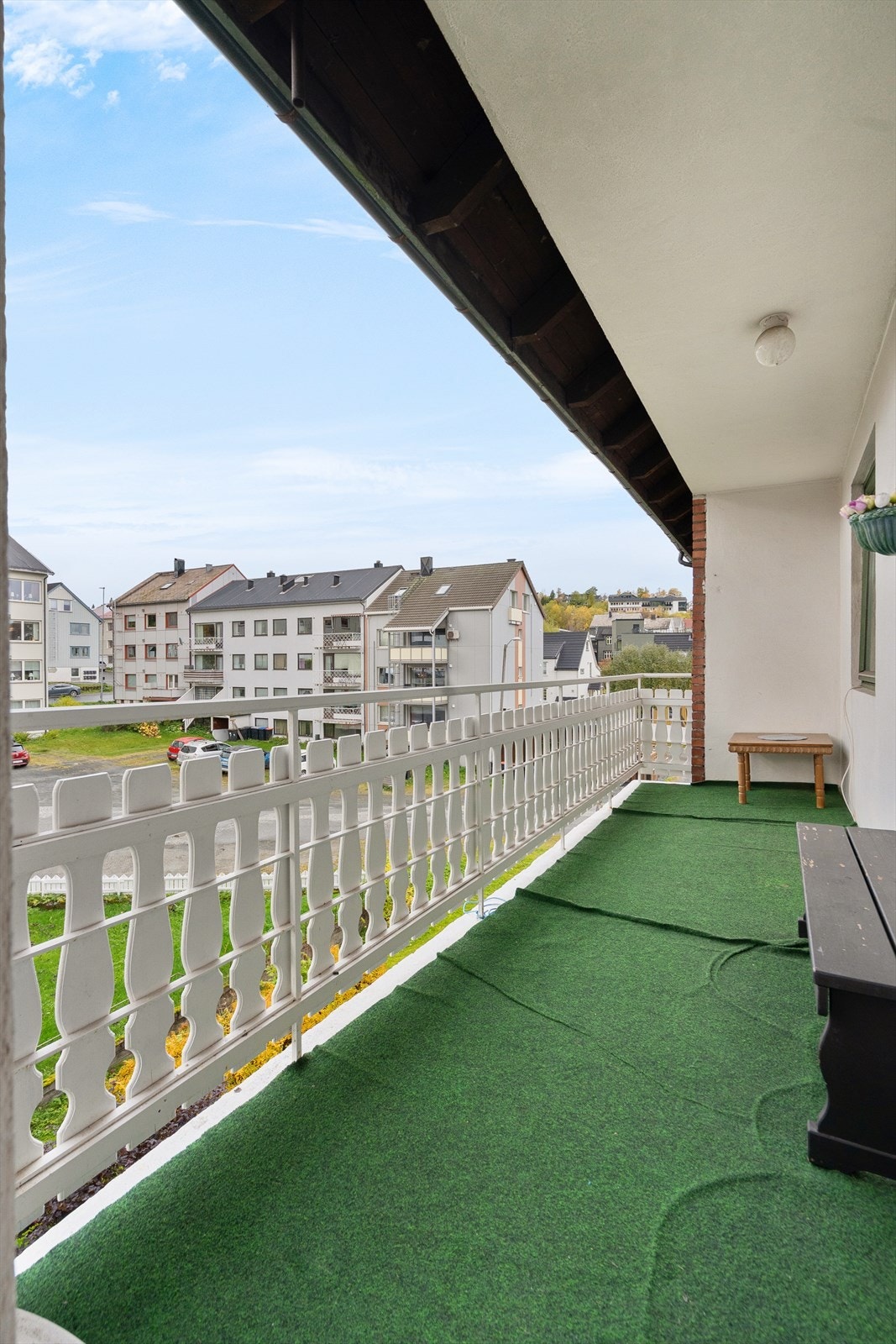 Balkongen byr på gode solforhold og venter ut mot rolige omgivelser Galleribilde