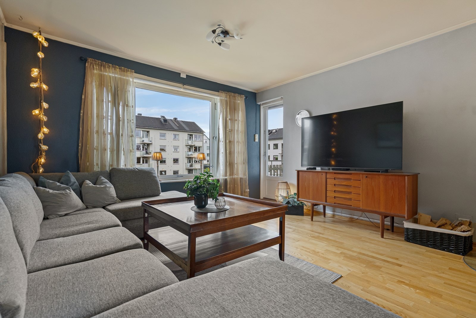 Stuen er utstyrt med store vinduer som slipper inn rikelig med naturlig lys. Fra stue er det utgang til leilighetens balkong Galleribilde