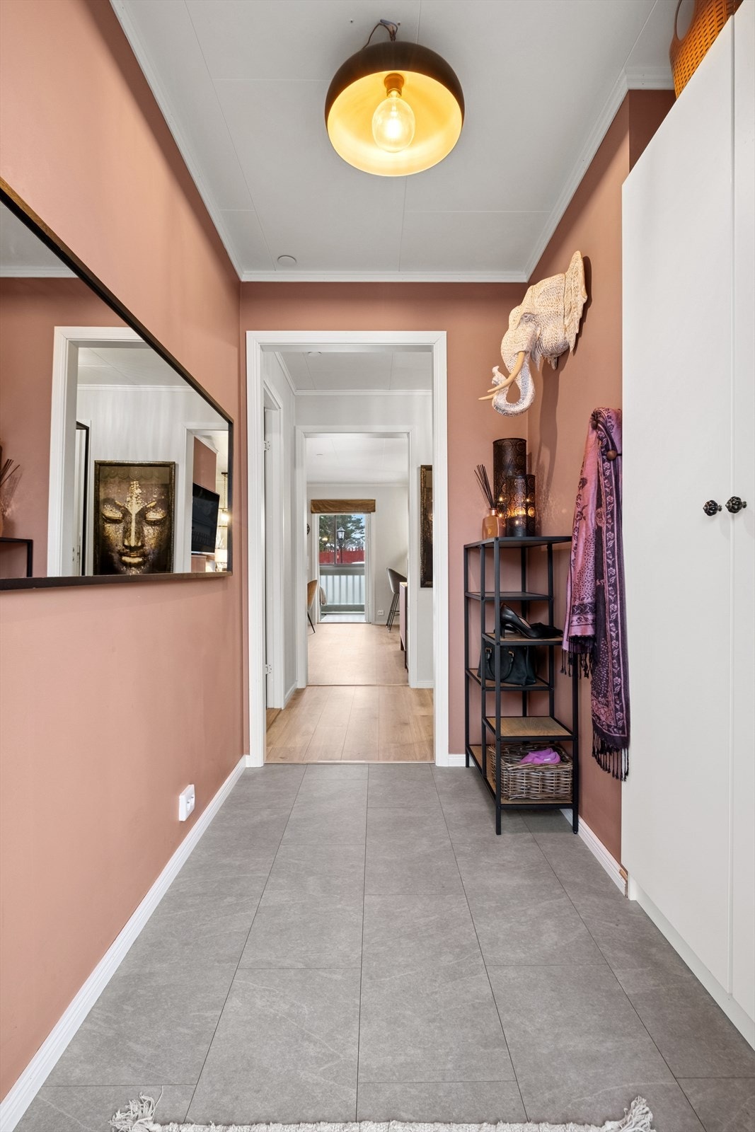 Her ønskes du velkommen inn i en entré med god plass til å oppbevare ytterklær og sko i stort garderobeskap. Galleribilde