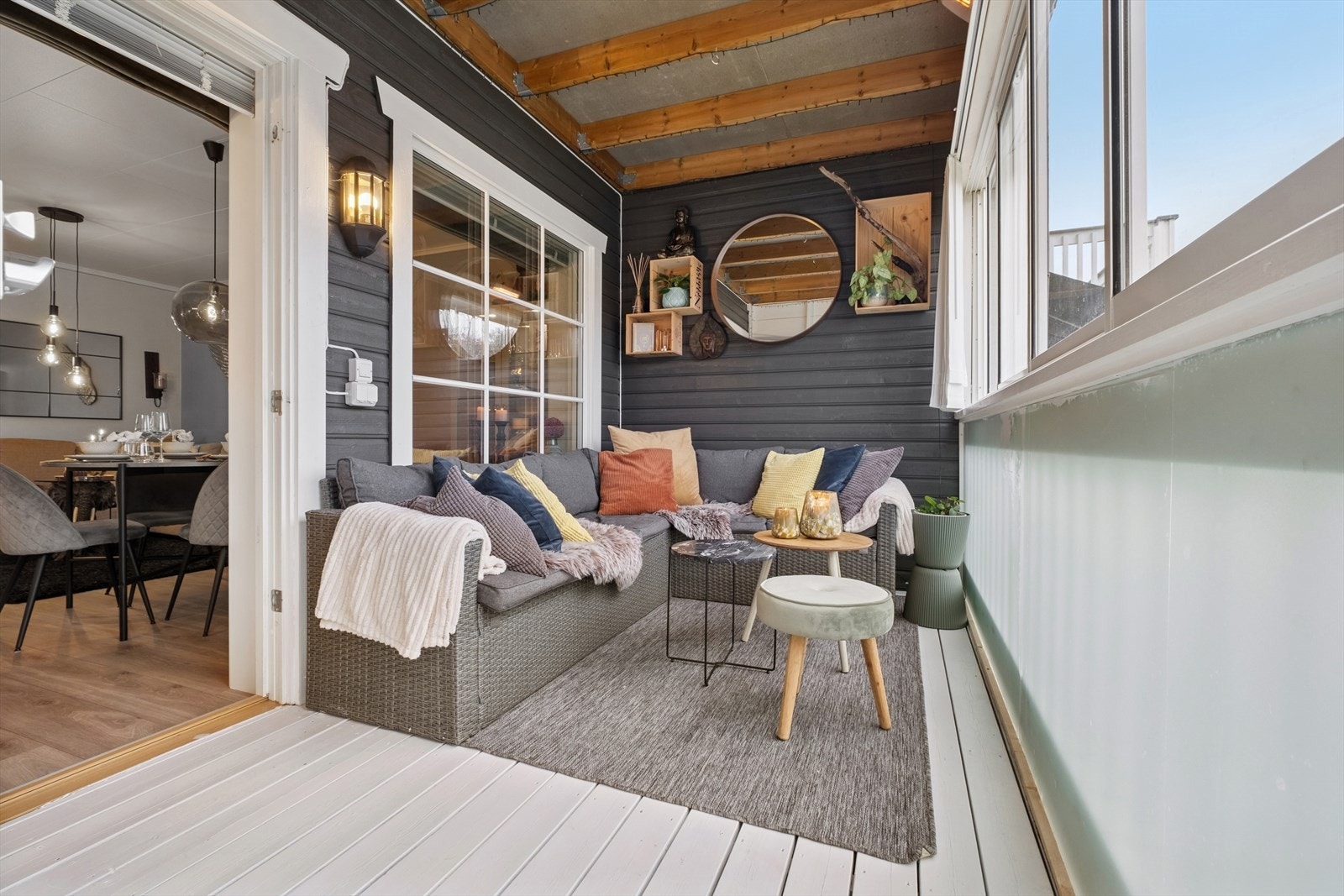 Fra stuen er det utgang til en innglasset balkong. Innglassingen er ikke godkjent, se mer pkt. ferdigattest. Galleribilde