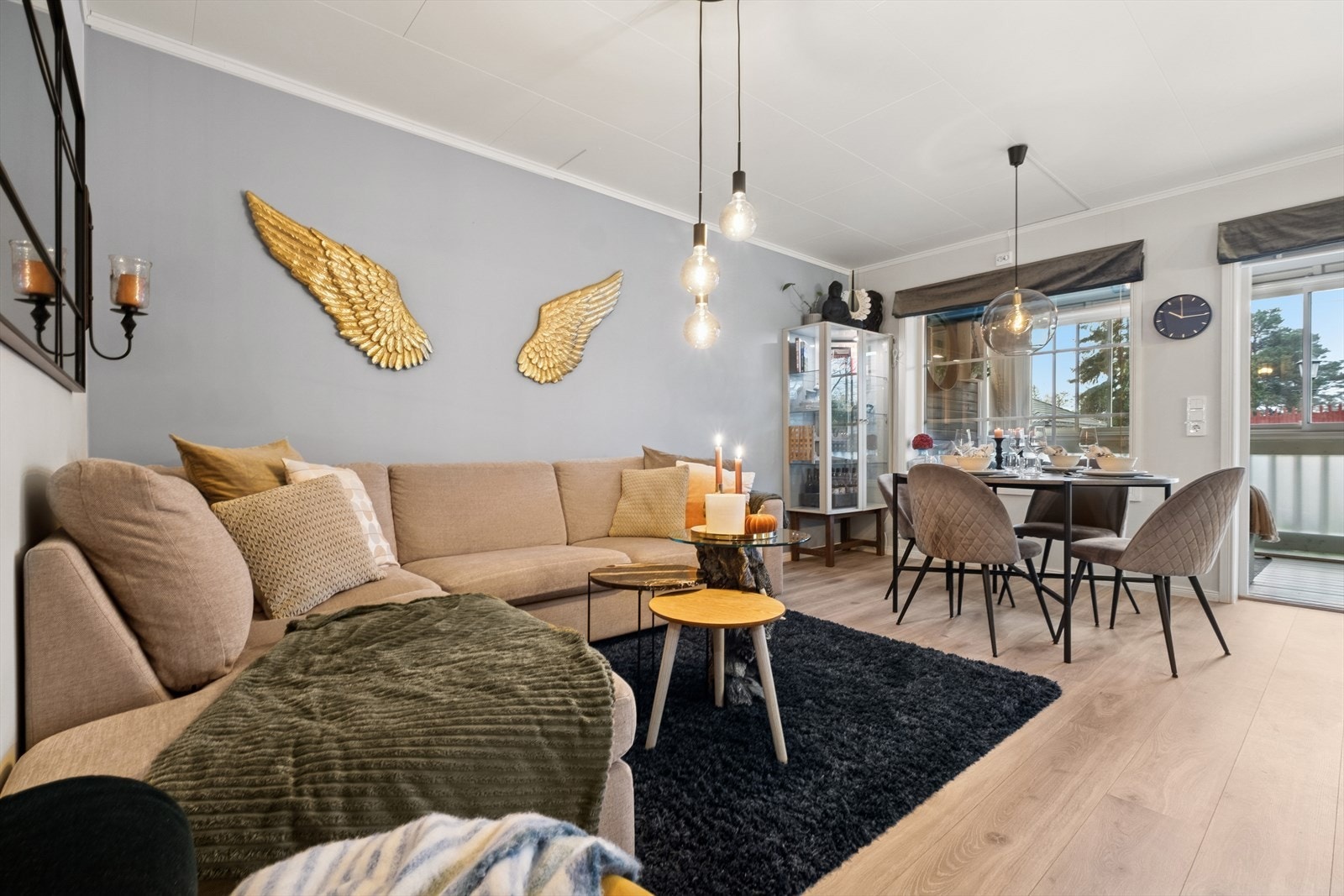 Her er flere store vindusflater som slipper inn mye naturlig lys og skaper en god atmosfære i rommet. Galleribilde