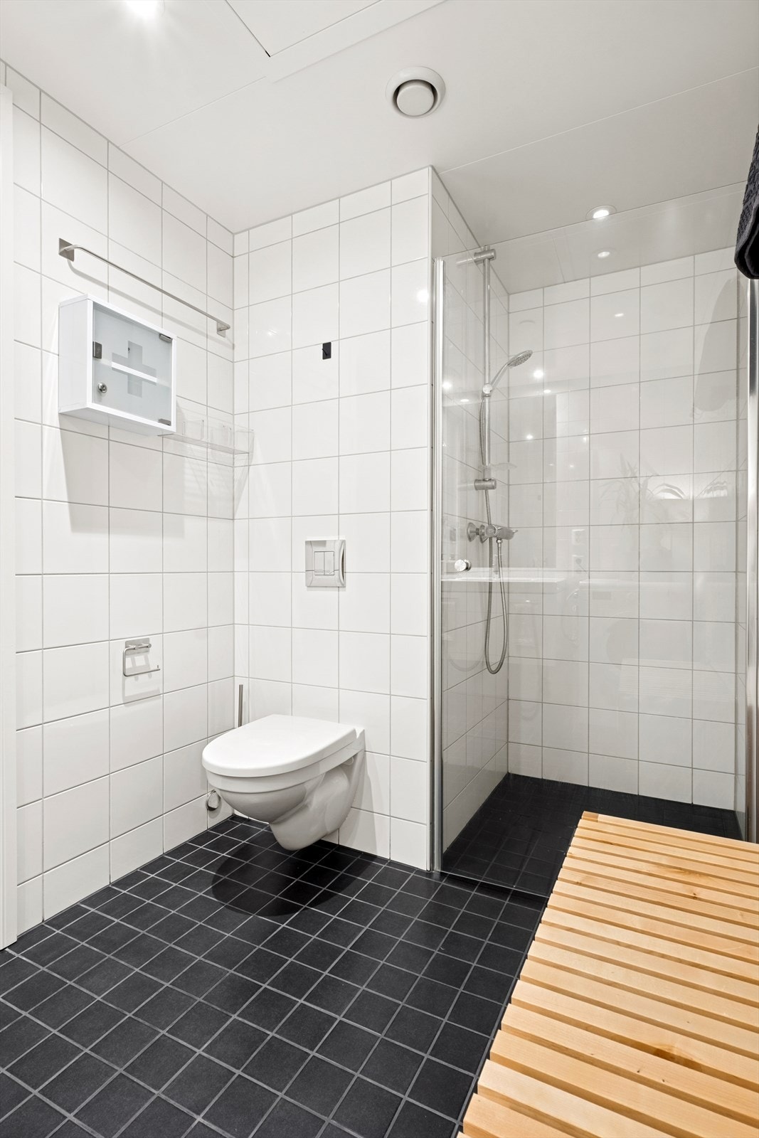 Badet er utstyrt med vegghengt toalett, dusjnisje med glassdør, samt baderomsinnredning med heldekkende servant, samt opplegg for vaskemaskin. Galleribilde