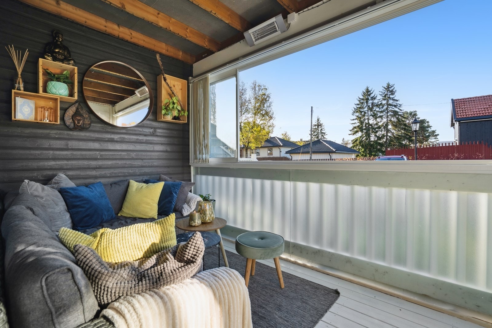 Glassene kan trekkes helt til sides og slipper sommeren inn. Galleribilde