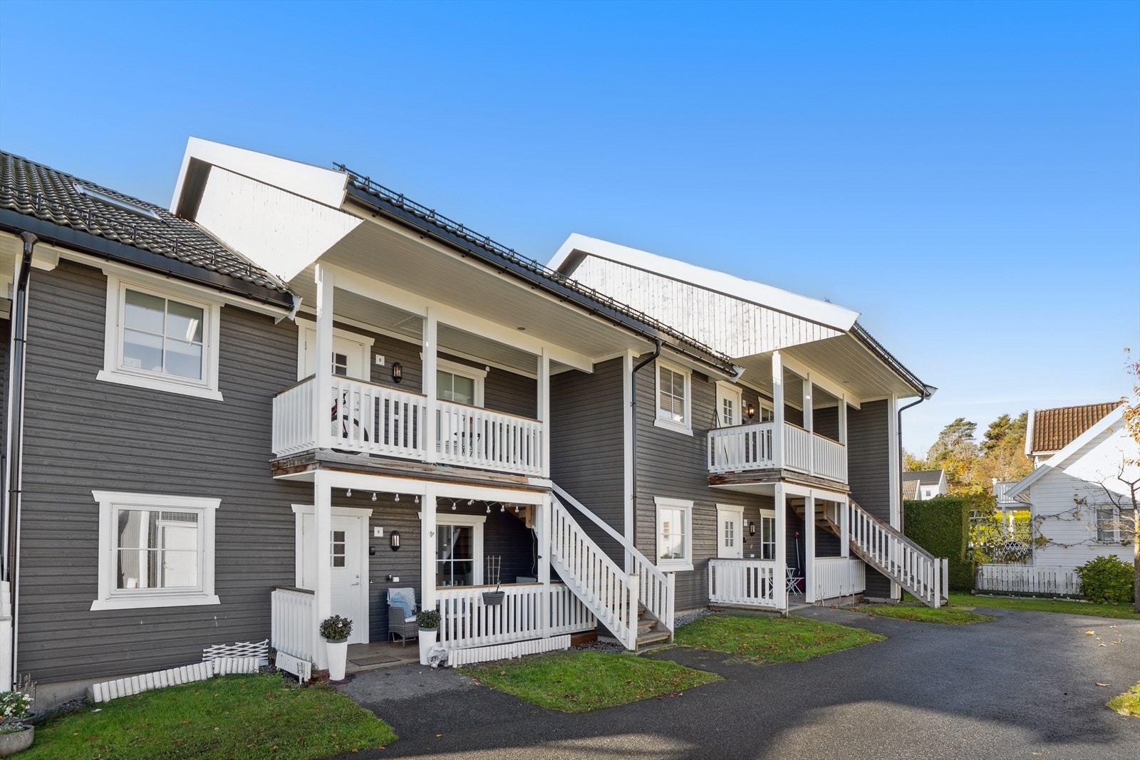 Pent overbygget inngangsparti og frokostplass Galleribilde