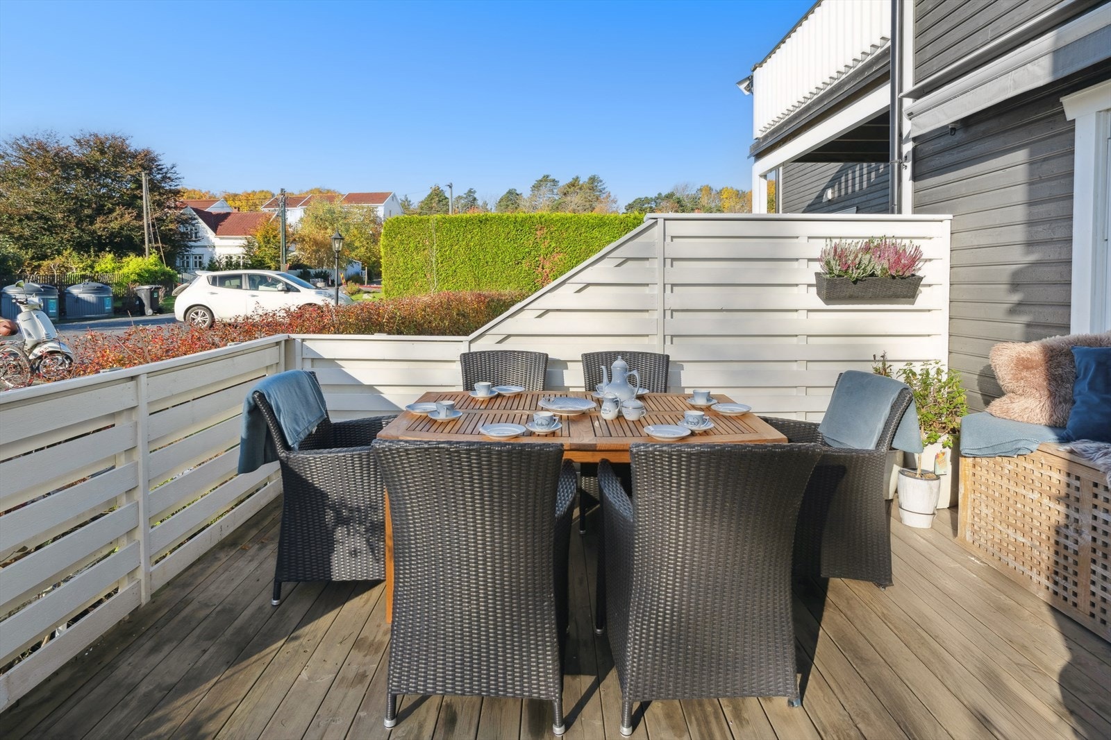 Den store markterrasse fungere som en forlengelse av stuen på varme sommerdager. Gode solforhold. Galleribilde