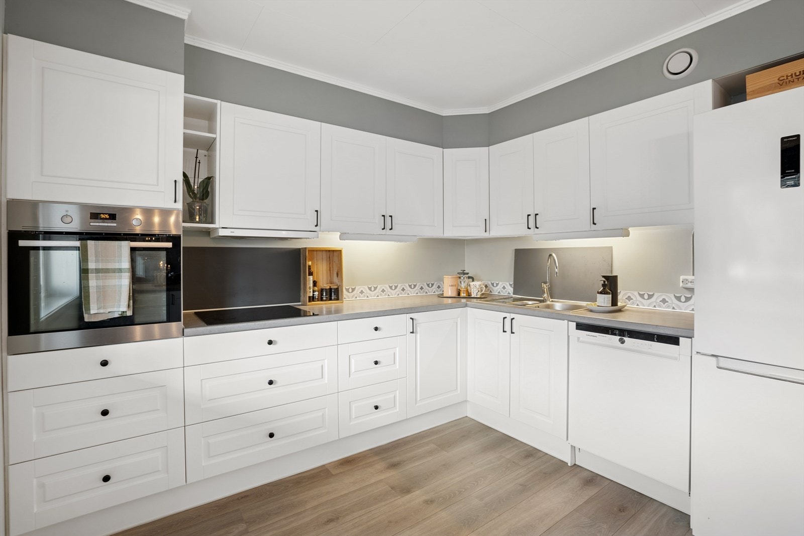 Kjøkkenet er innredet i en praktisk form og har godt med skap- og benkeplass. Galleribilde