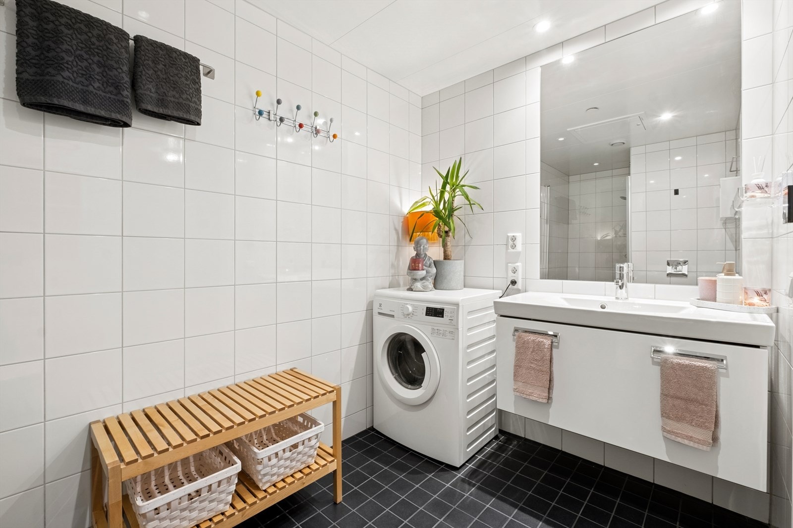 Lyst flislagt baderom med behagelig vannbåren gulvvarme. Galleribilde