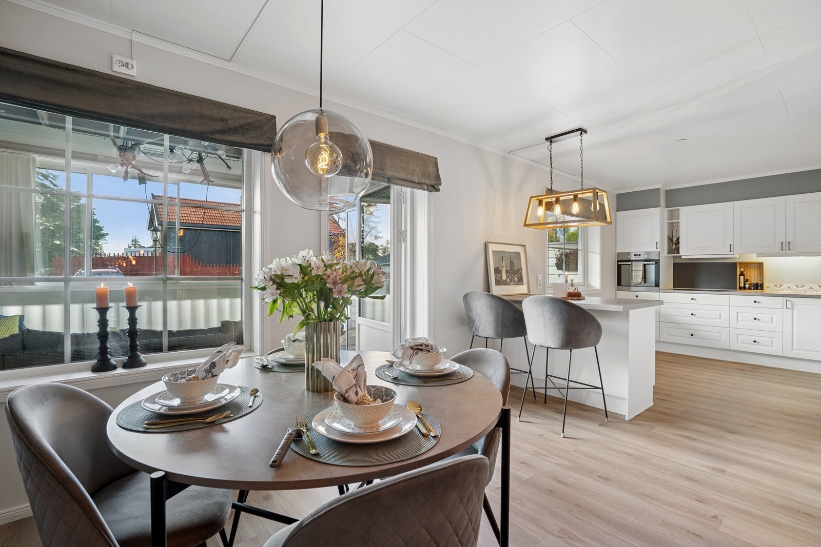 Det er åpen stue og kjøkkenløsning som gjør rommet mer sosialt. Galleribilde