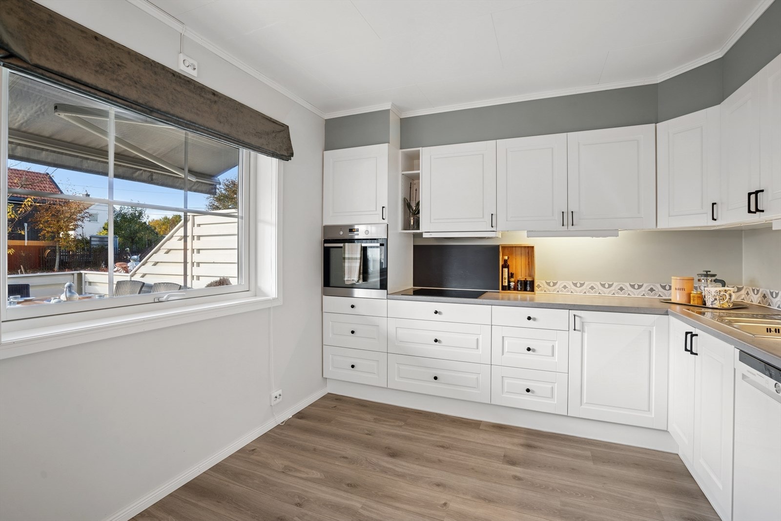 Innredning med profilerte fronter og laminat benkeplate med nedfelt vaskekum. Galleribilde