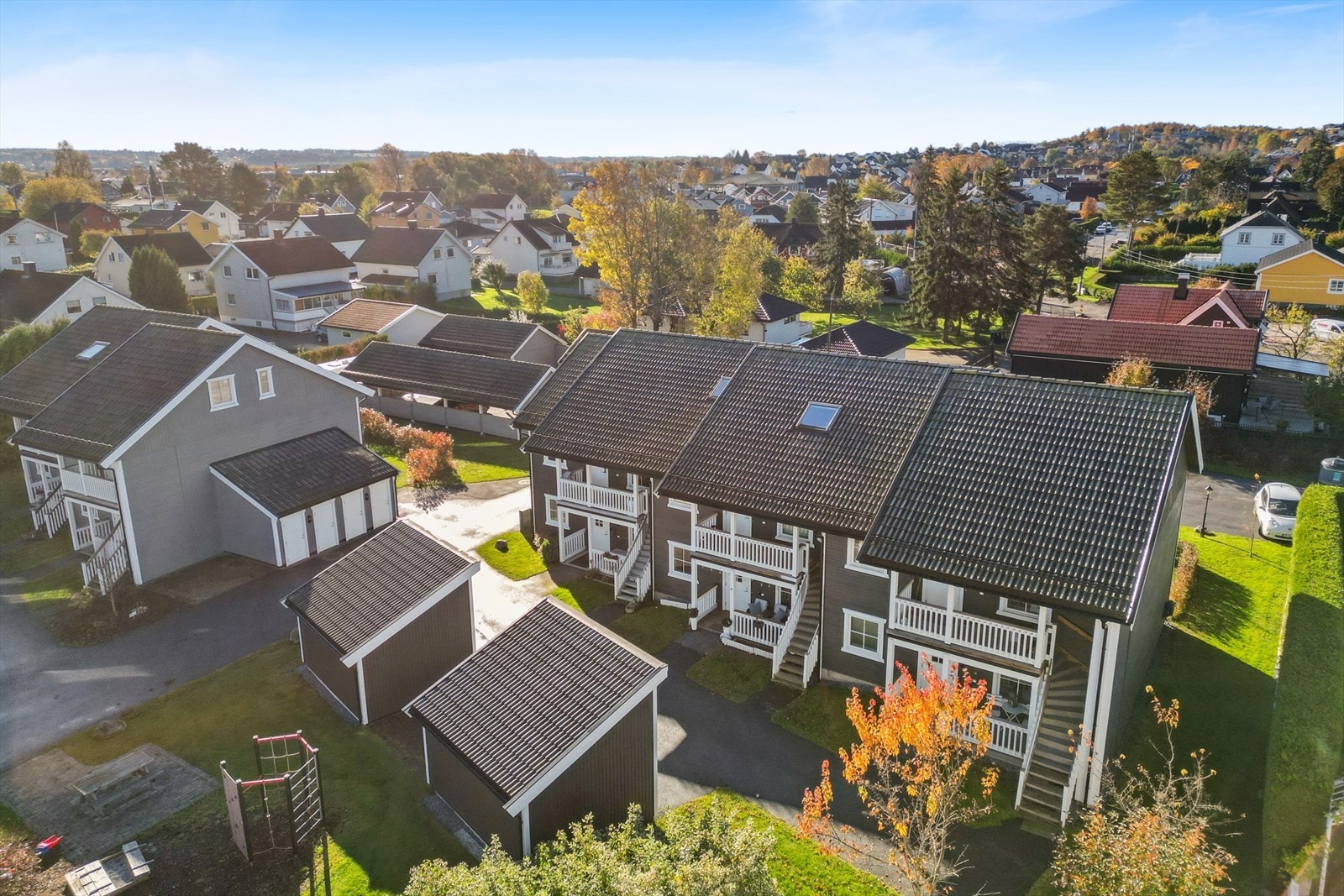 Sameiets fellestomten er pent opparbeidet med plenarealer, busker og trær, asfalterte gang- og kjøreveier, samt lekeplass med tilhørende benker og bord. Galleribilde