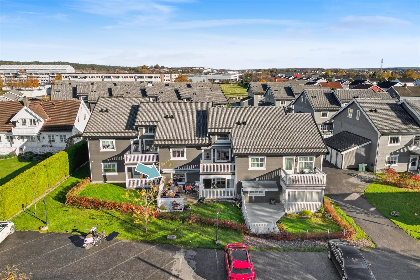 Leiligheten ligger i et populært og familievennlig område, med kort vei til barnehager, skoler, dagligvare samt kollektivtransport. Galleribilde