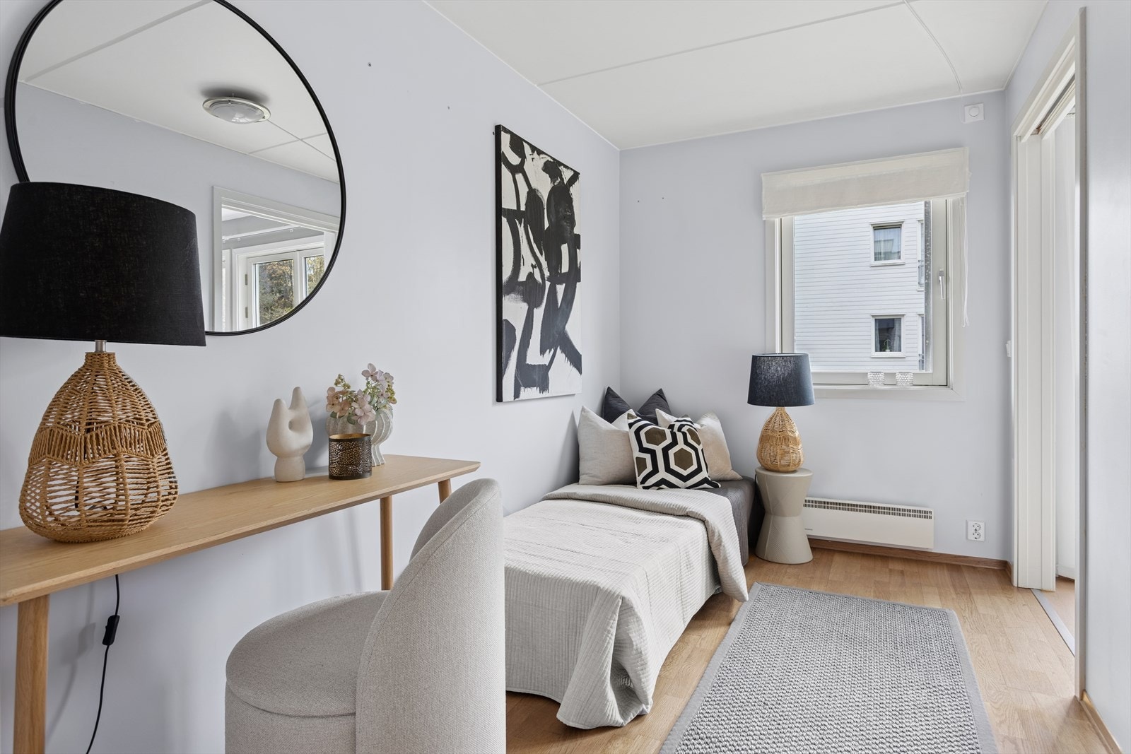 God plass til seng, nattbord og garderobeløsning på soverom nr. 2. Galleribilde
