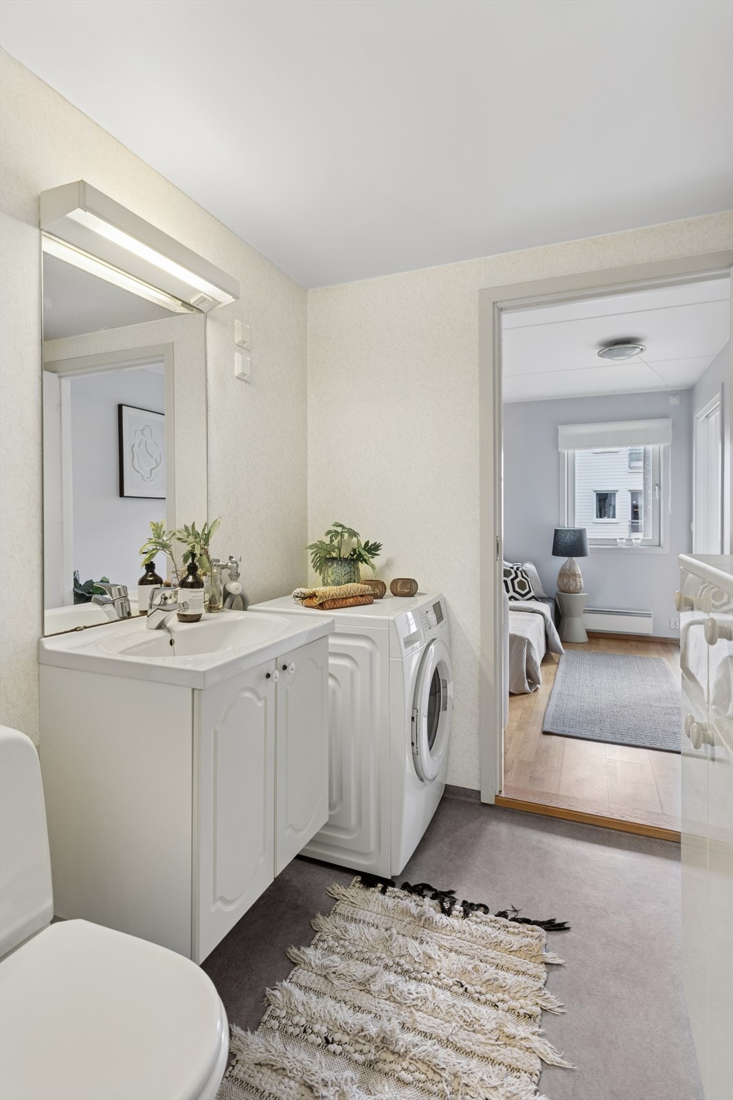 Badet er utstyrt med innredning med nedfelt servant, toalett, dusjvegger/hjørne og opplegg for vaskemaskin. Galleribilde