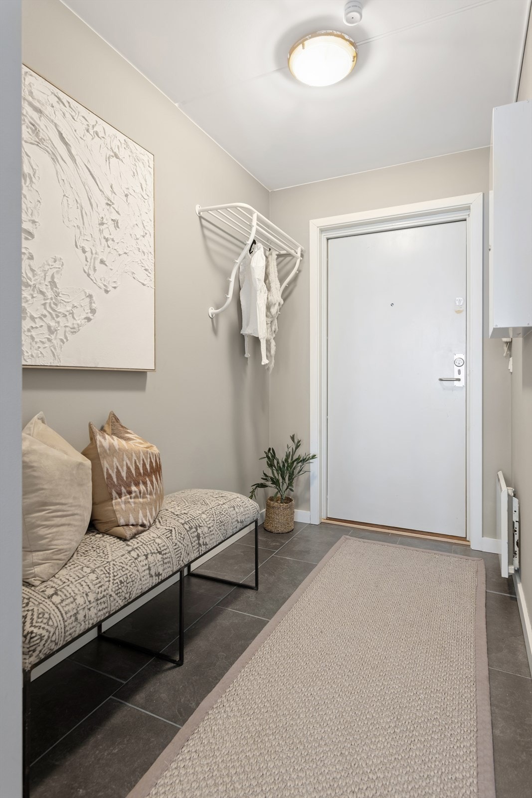 Praktisk entré med god plass til oppbevaring av yttertøy og sko. Galleribilde