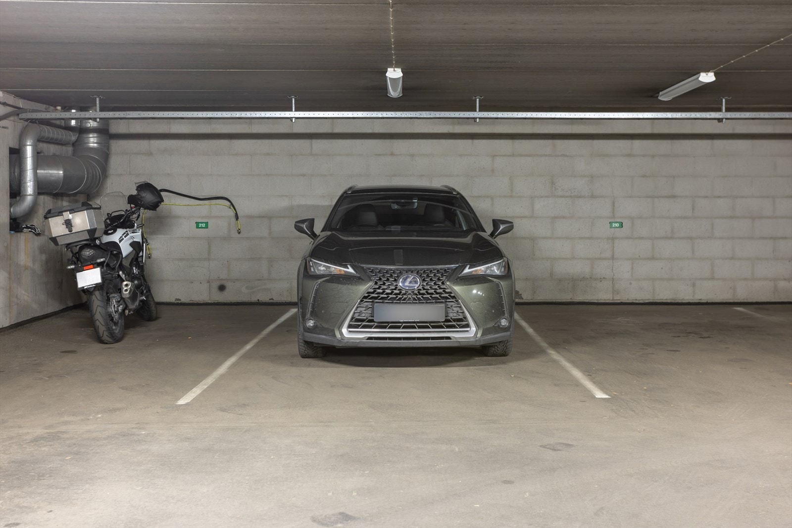 Fast garasjeplass medfølger i videoovervåket garasjeanlegg. I tillegg har sameiet flere gjesteparkeringsplasser, også under tak. Galleribilde