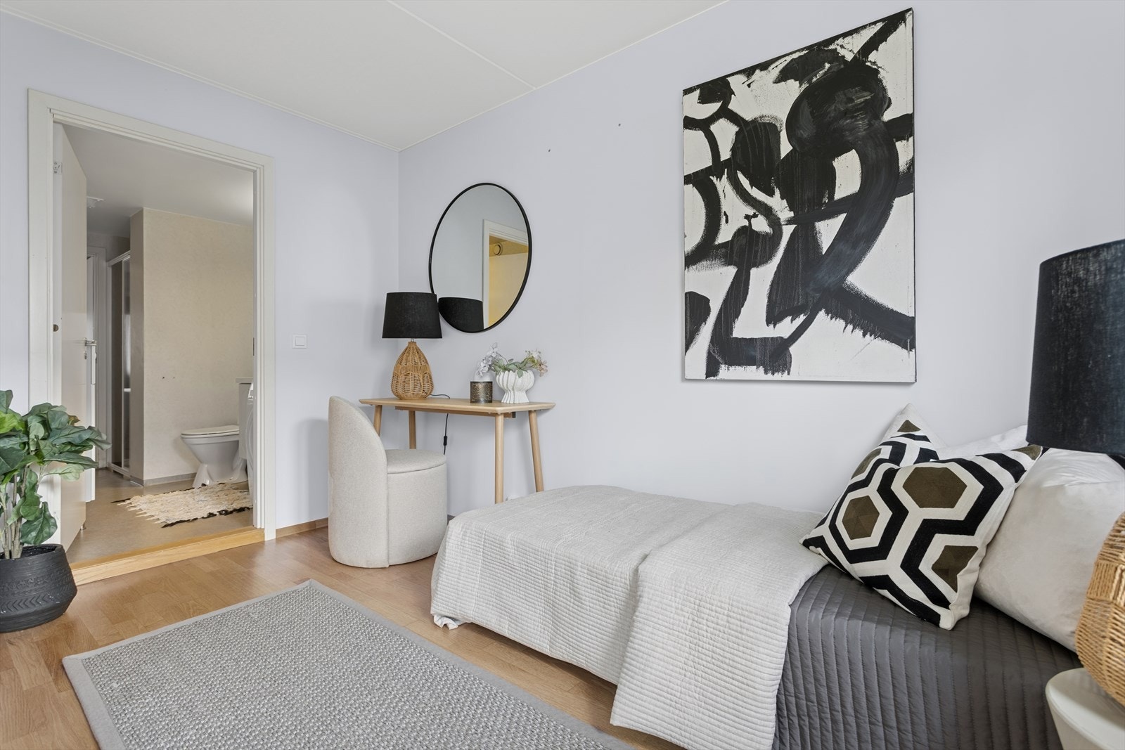 Begge soverommene er malt i en behagelig farge og har tilgang til badet. Galleribilde