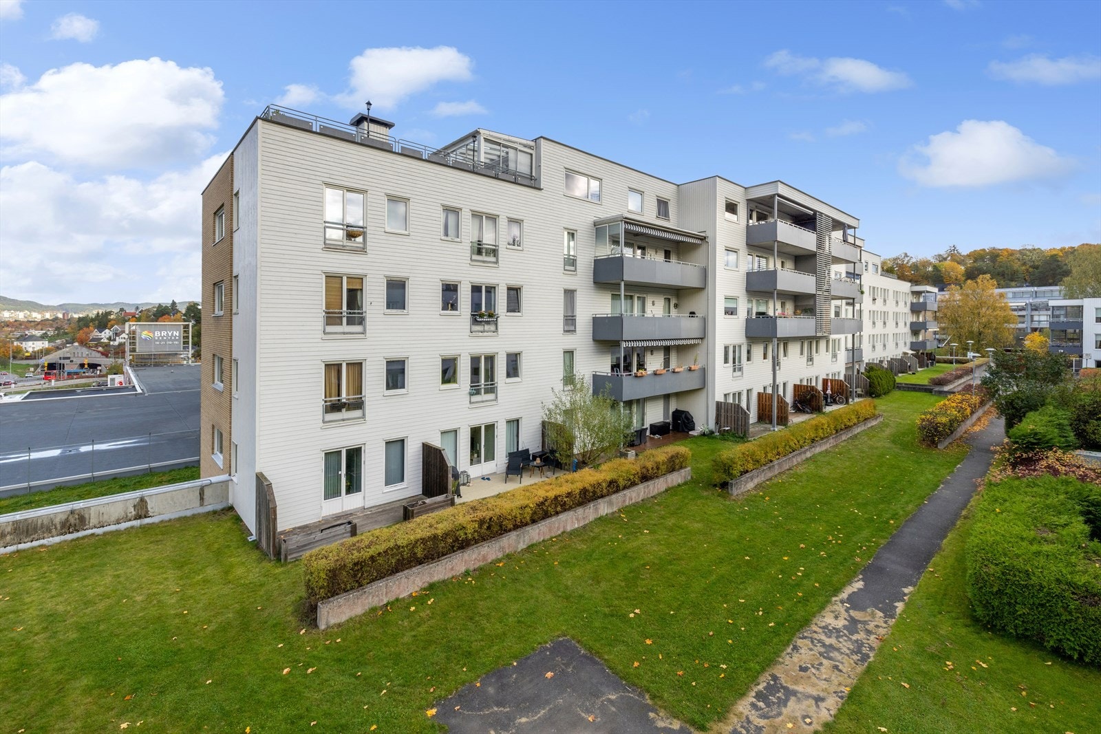 Leiligheten ligger i et etablert og attraktivt boligområde, med gangavstand til alt du trenger i hverdagen. Galleribilde