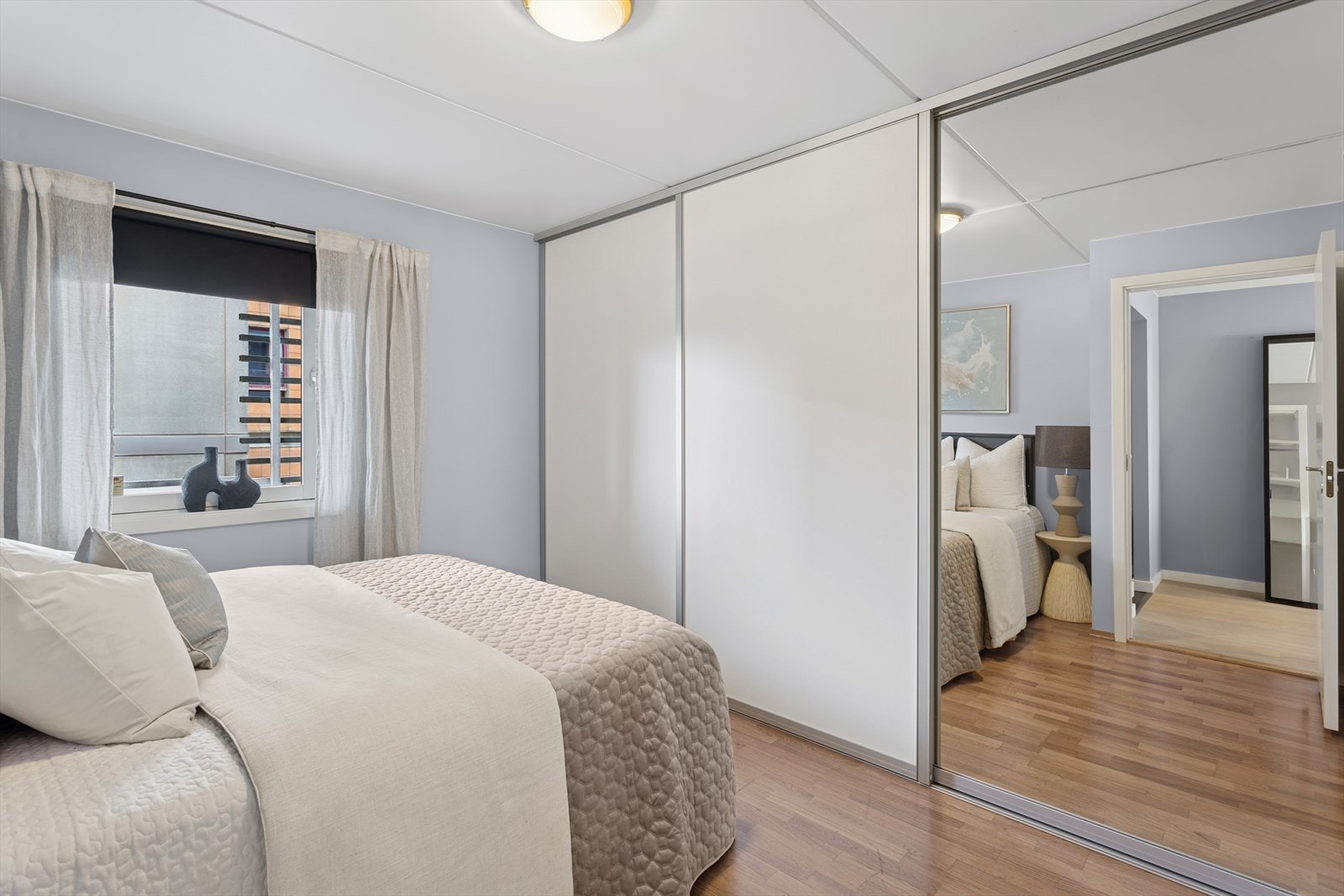 Hovedsoverommet er romslig, med god plass til dobbeltseng og nattbord. Det har også en stor skyvedørsgarderobe med gode oppbevaringsmuligheter. Galleribilde