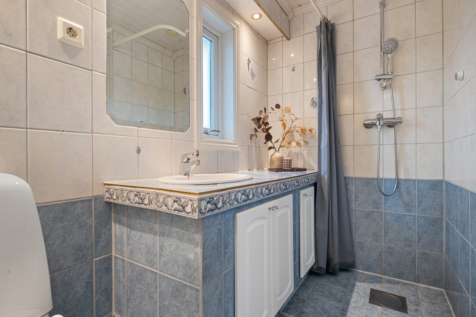 Flislagt bad med dusjhjørne og god belysning Galleribilde