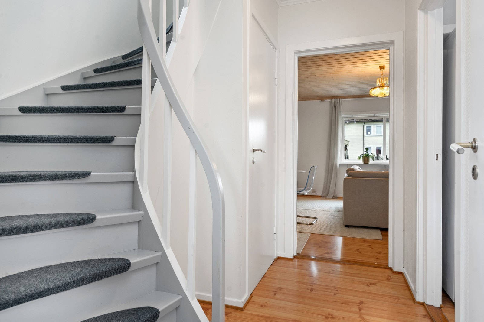 God flyt mellom etasjene med praktisk planløsning Galleribilde