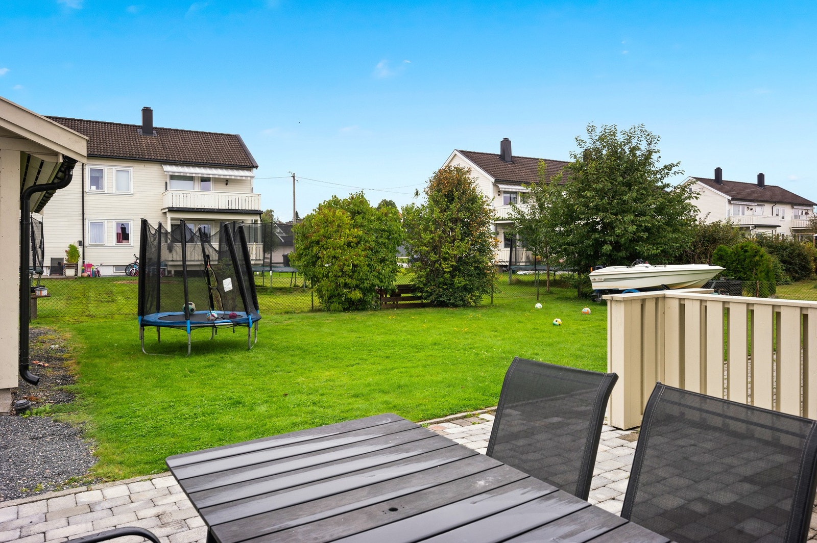 Solrik og barnevennlig hage med plass til lek og hygge Galleribilde