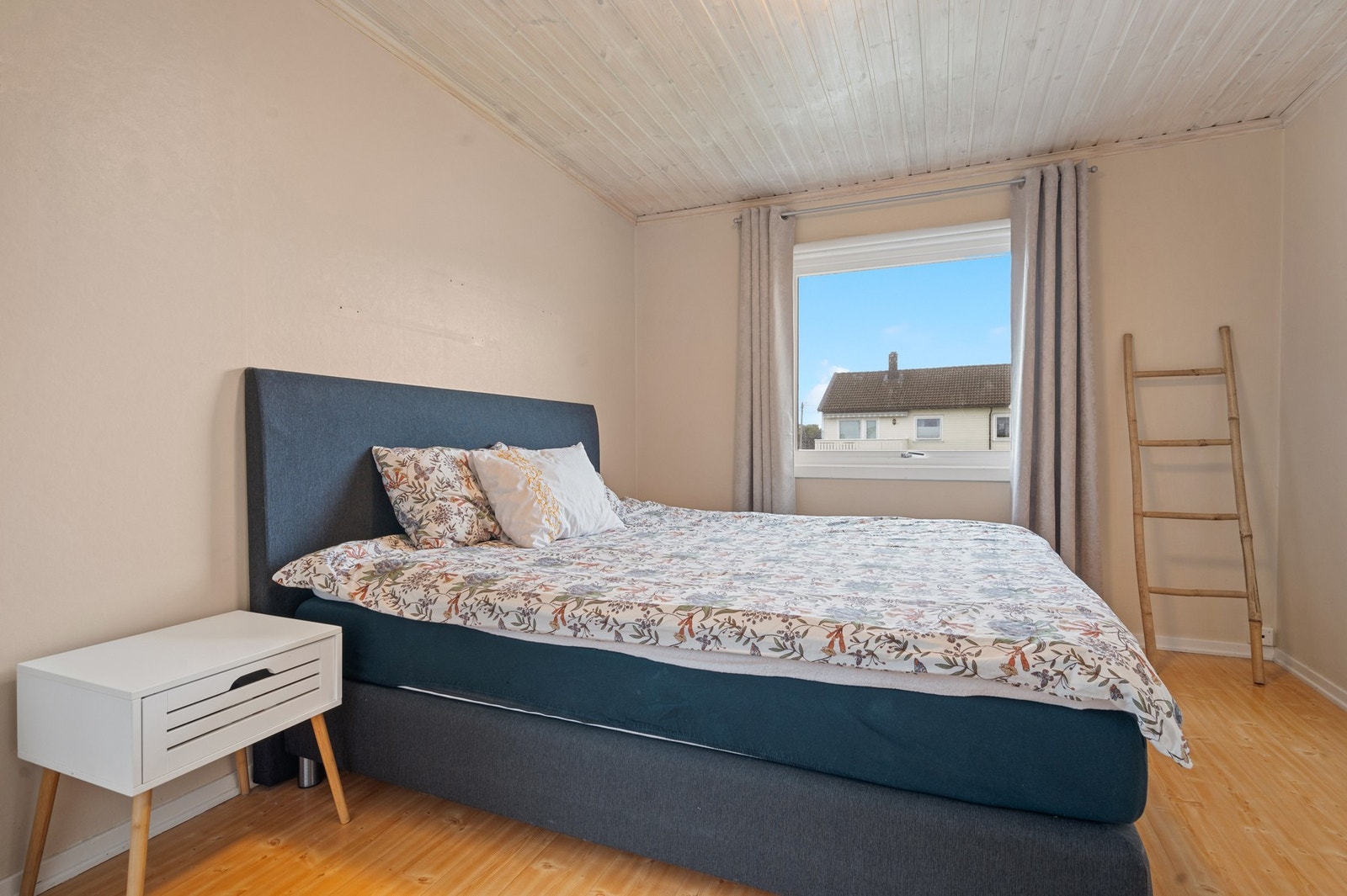 Romslig hovedsoverom med plass til stor seng og nattbord Galleribilde