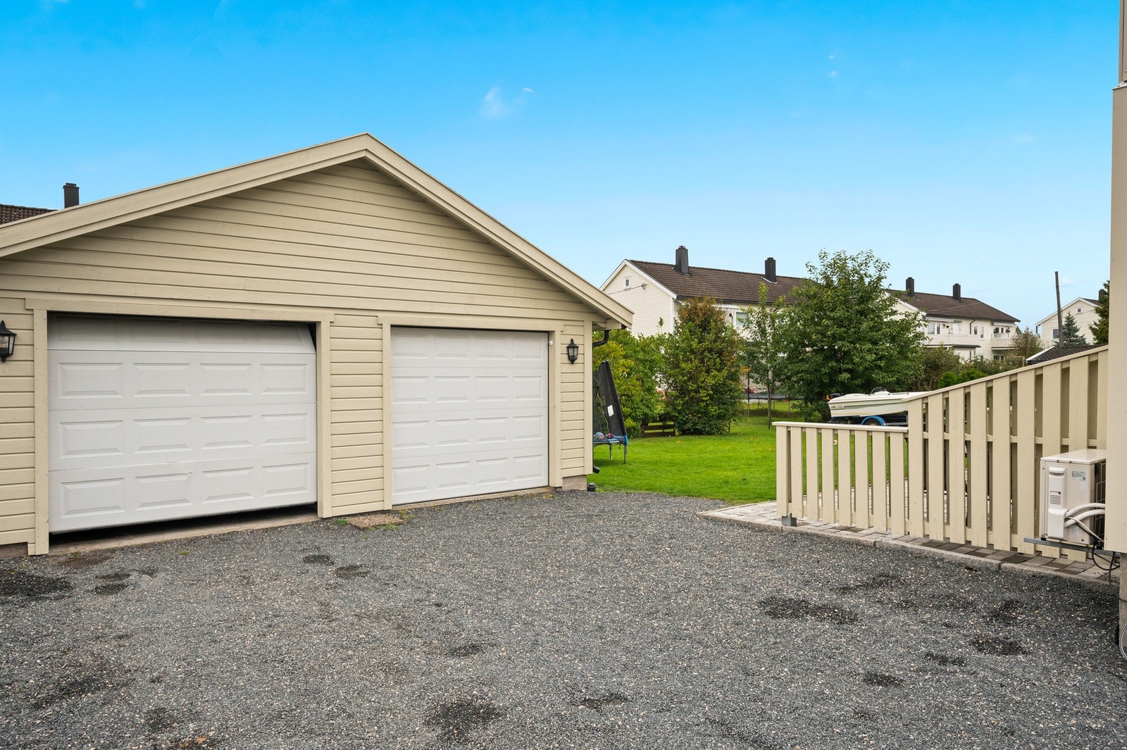Romslig dobbelgarasje med god plass til både biler, sykler og utstyr Galleribilde