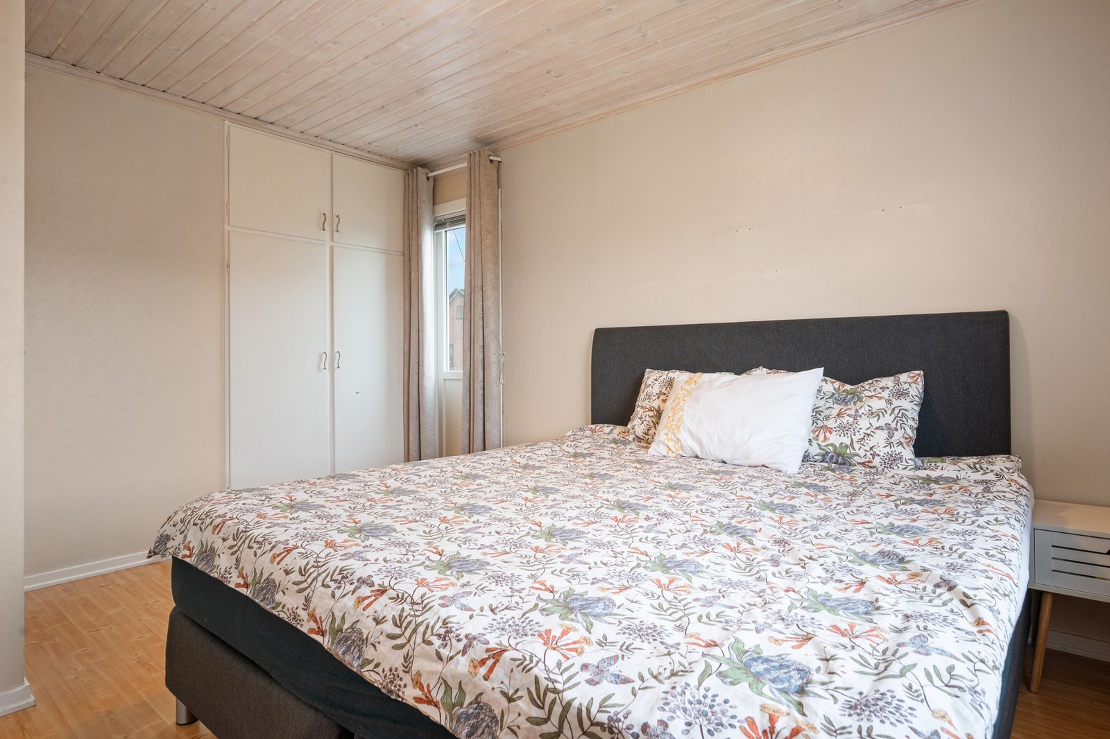 Rommet er utstyrt med plassbygde skap som utnytter plassen veldig godt Galleribilde