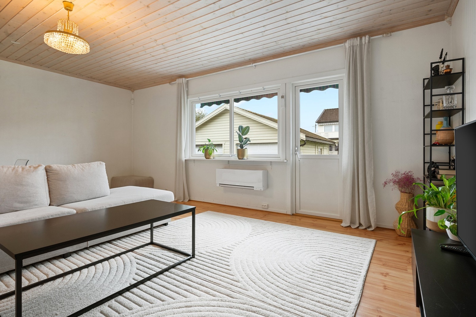 Store vindusflater gir godt med lysinnslipp og utsyn mot hagen Galleribilde