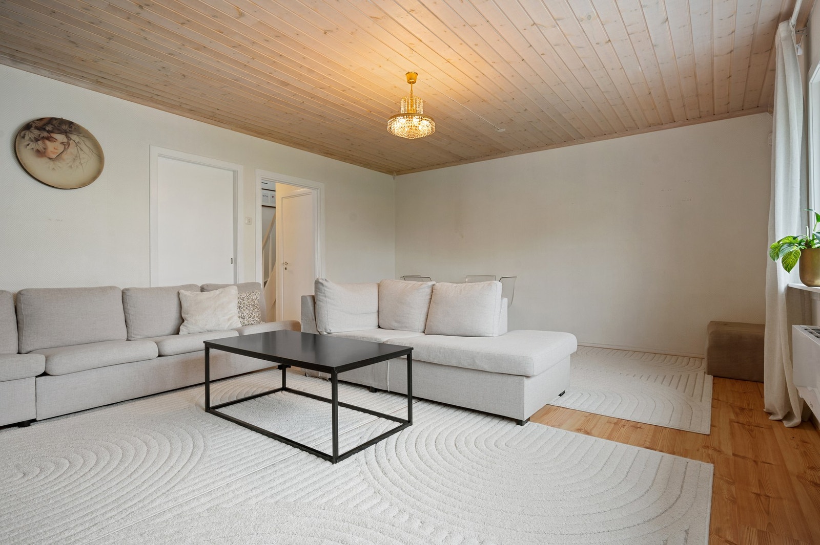 Lys og luftig stue med nøytrale farger som gir mange innredningsmuligheter Galleribilde