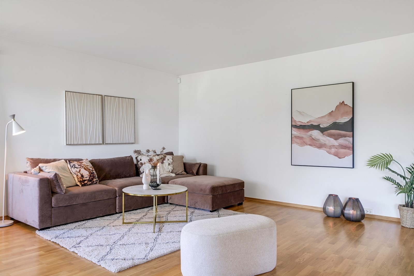 Stuen er enkel å møblere i ønskede soner. Galleribilde