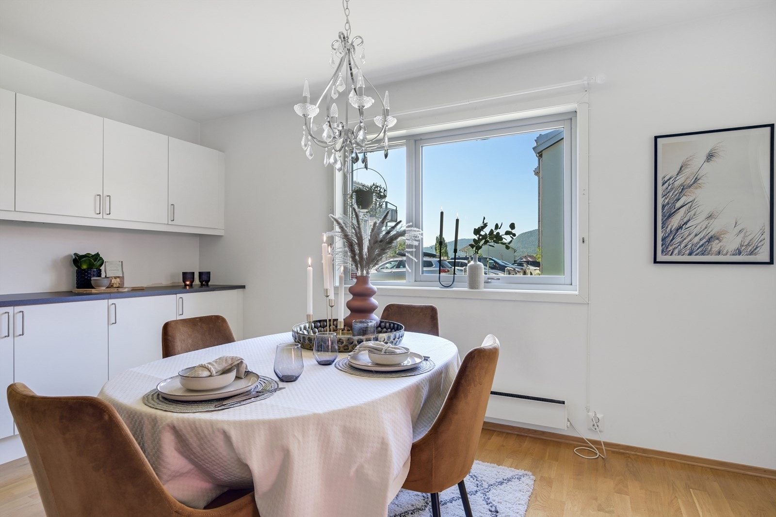 Det er god plass til spisegruppe på kjøkkenet. Galleribilde