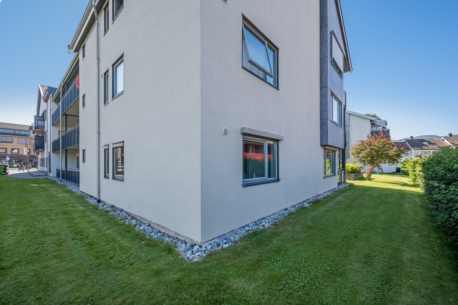 Like utenfor inngangsdøren finner du trivelige Sande torg med et variert utvalg av butikker og servicetilbud. Galleribilde