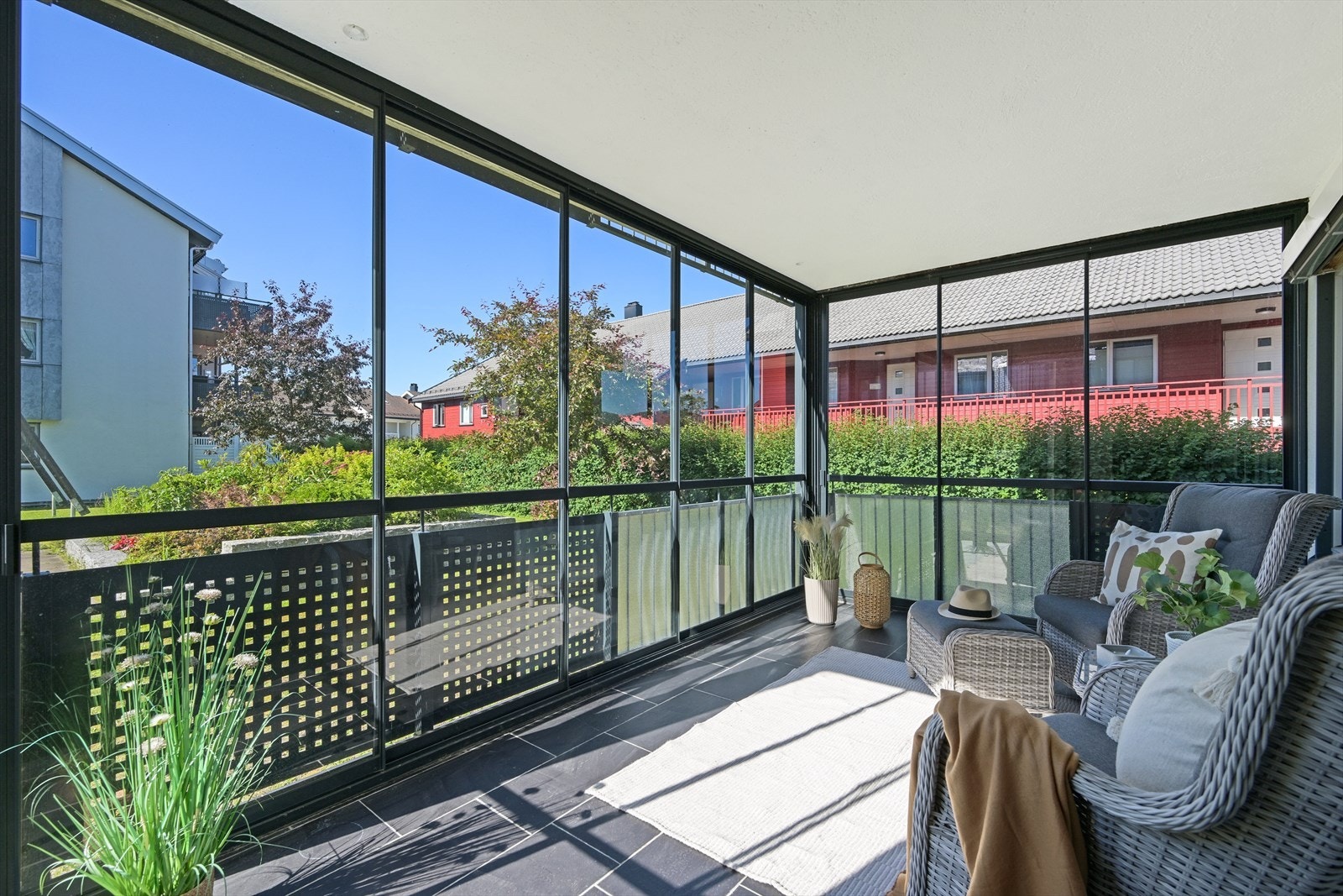 Det er god plass til ønskede møbler på terrassen. Galleribilde